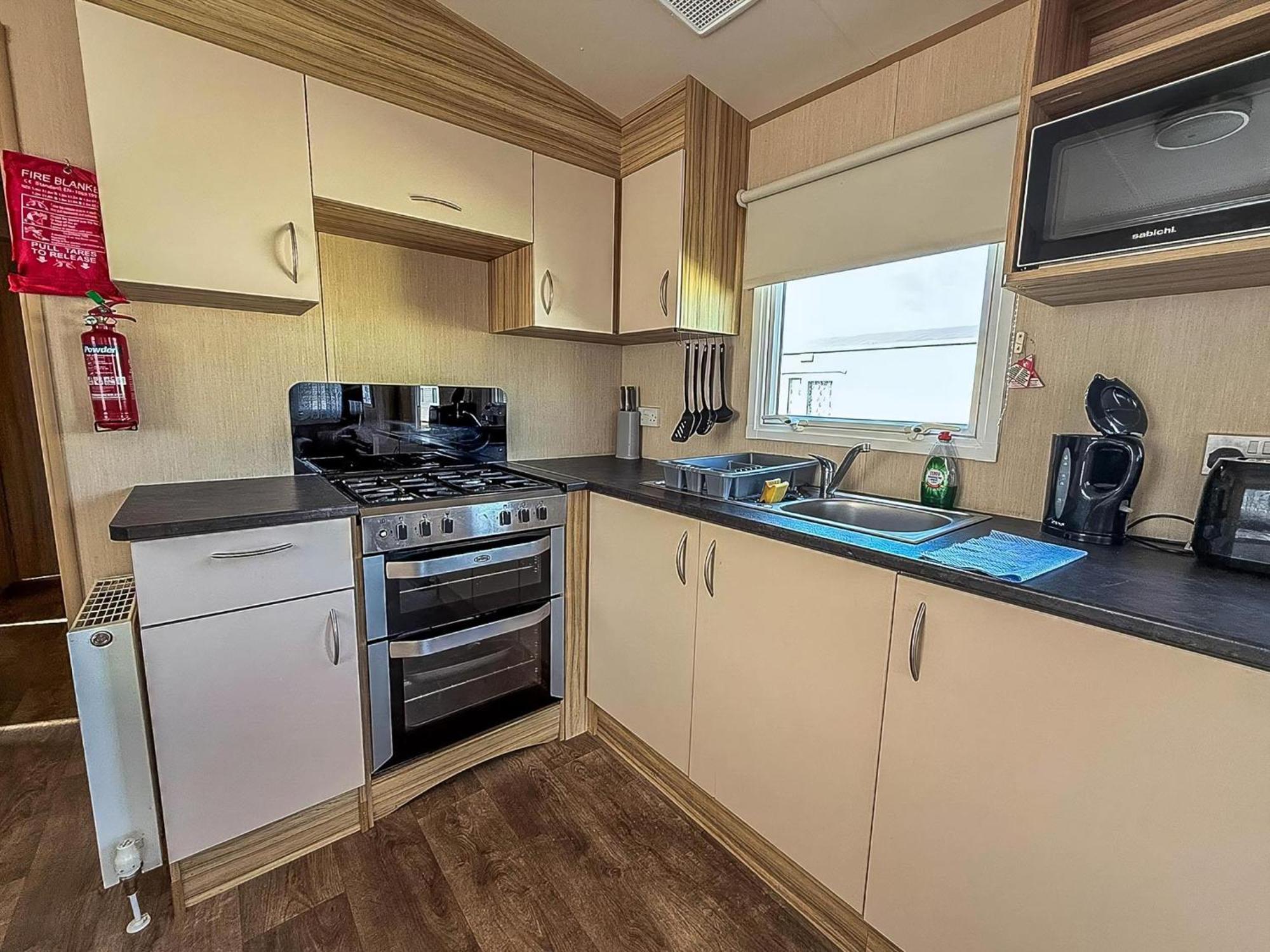 Great 8 Berth Caravan In Norfolk Near To Great Yarmouth Ref 20178Bs Hopton on Sea Dış mekan fotoğraf