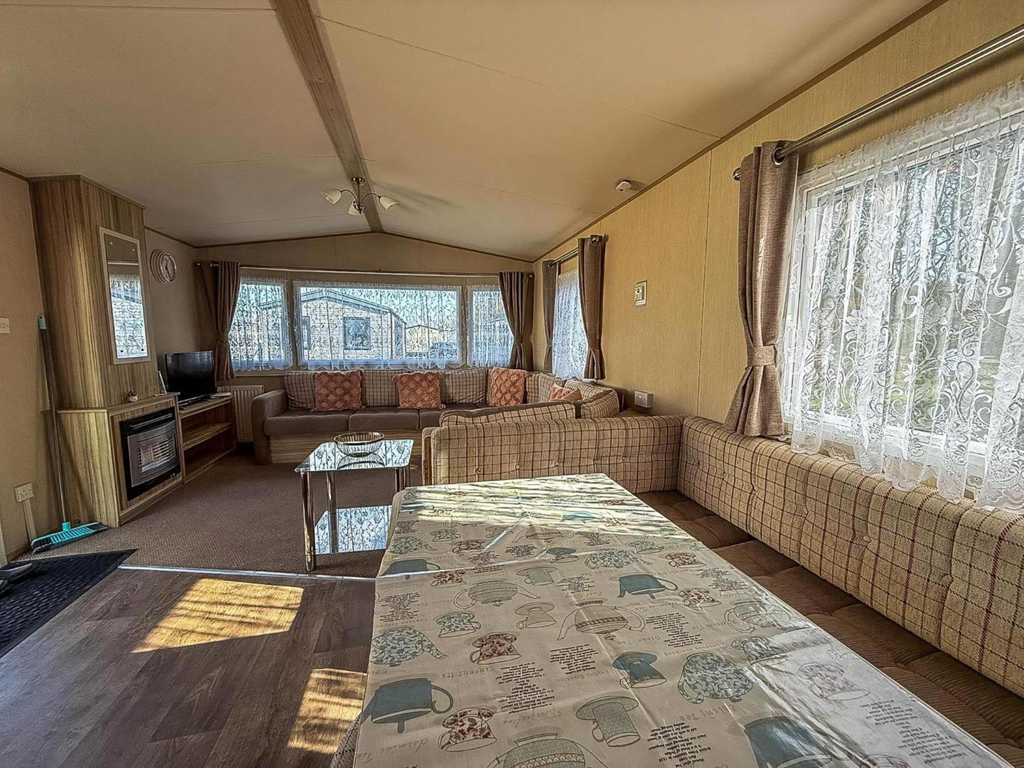 Great 8 Berth Caravan In Norfolk Near To Great Yarmouth Ref 20178Bs Hopton on Sea Dış mekan fotoğraf